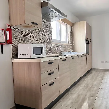 Δωμάτια σε οικογενειακή κατοικία F4 1, Private Double With Private Bathroom And Balcony