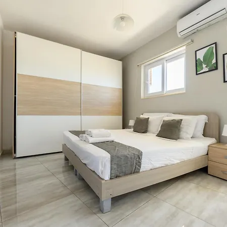 Δωμάτια σε οικογενειακή κατοικία F4 1, Private Double With Private Bathroom And Balcony