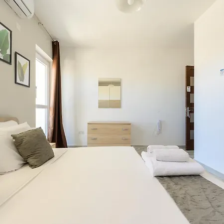 F4 1, Private Double With Private Bathroom And Balcony Δωμάτια σε οικογενειακή κατοικία *