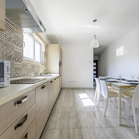 F4 1, Private Double With Private Bathroom And Balcony Homestay
